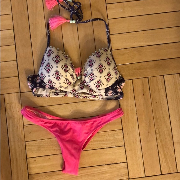 Victoria’s Secret bikini - Picture 3 of 8